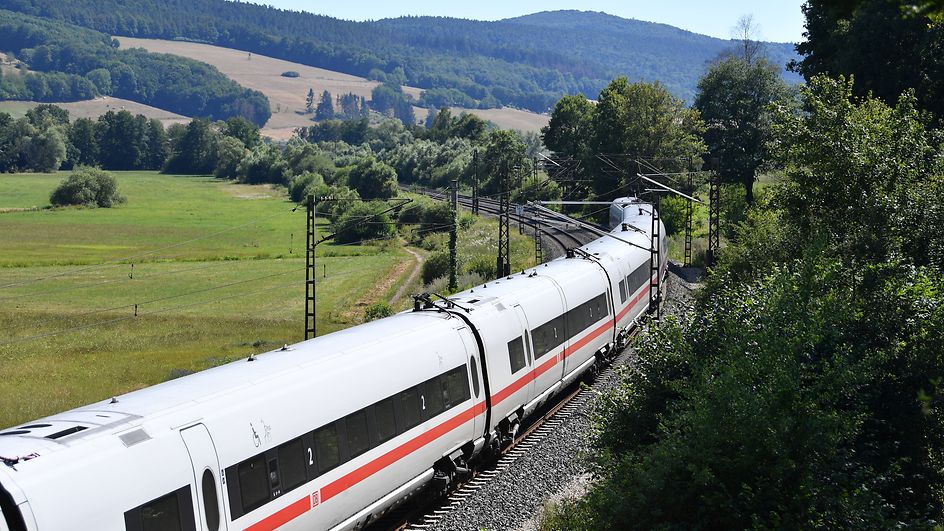 Symblbild - DB Fernverkehr mit ICE (ICE T / Baureihe 411) im Haunetal unterwegs