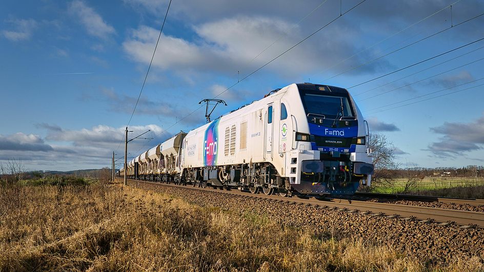 Stadler EURODUAL fährt nähe Saarmund