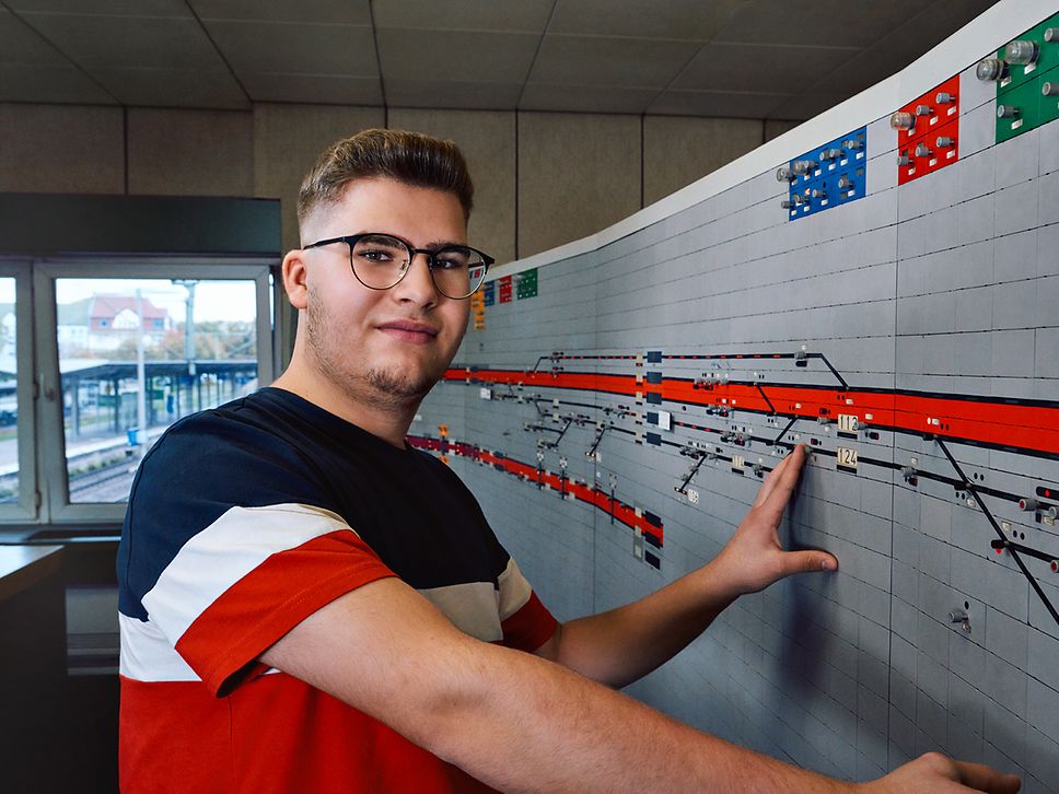 Azubi Zugverkehrssteuerung männlich vor Planung