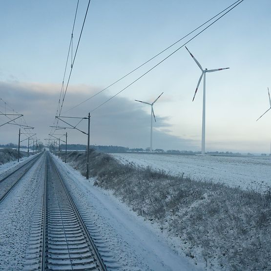 Blick aus dem Führerstand während einer Zugfahrt in winterlicher Atmosphäre auf einer zweigeisigen elektrifizierten Hauptstrecke