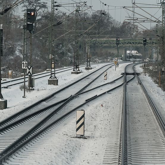 Blick aus dem Führerstand während einer Zugfahrt in winterlicher Atmosphäre auf einer zweigleisigen Hauptstrecke