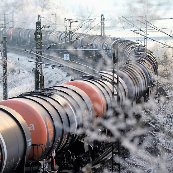 Haunetal - Kesselwagenzug in Winterlandschaft