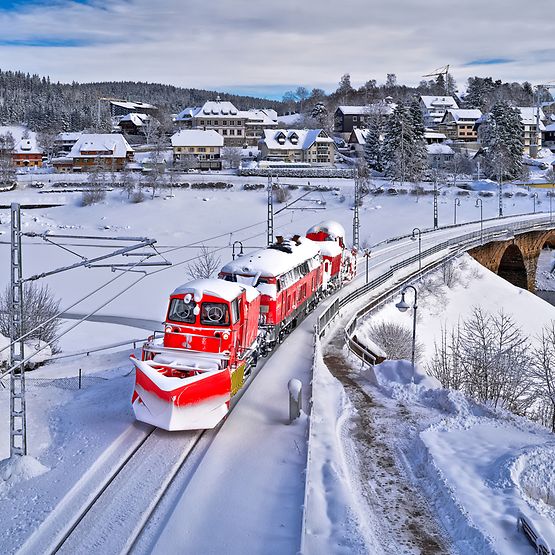 Schneepflug BR 751 unterwegs im Schwarzwald