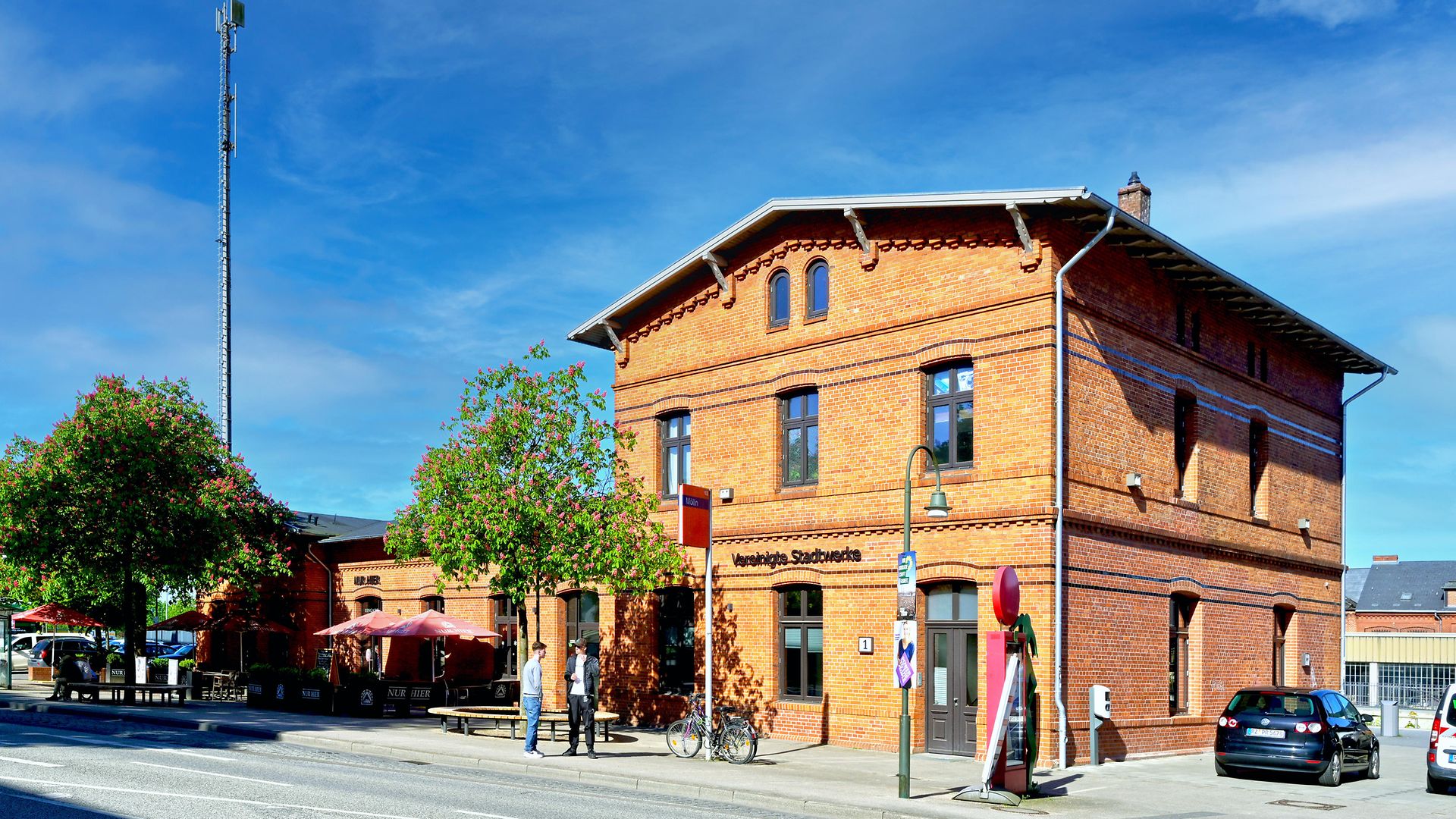 Der Blick auf das Empfangsgebäude und den Vorplatz des Bahnhofs Mölln (Lauenburg)