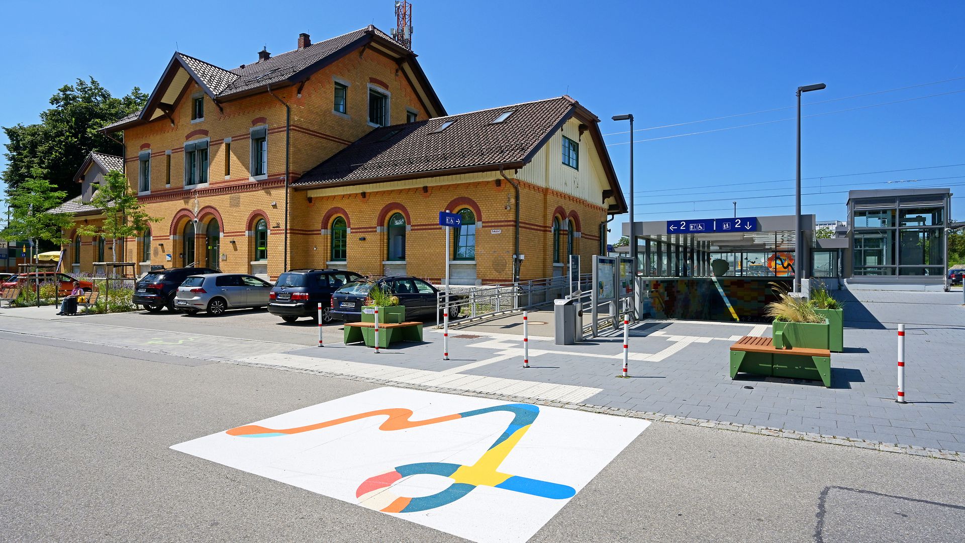 Der Blick auf das Empfangsgebäude des Bahnhofs Wangen (Allgäu).
