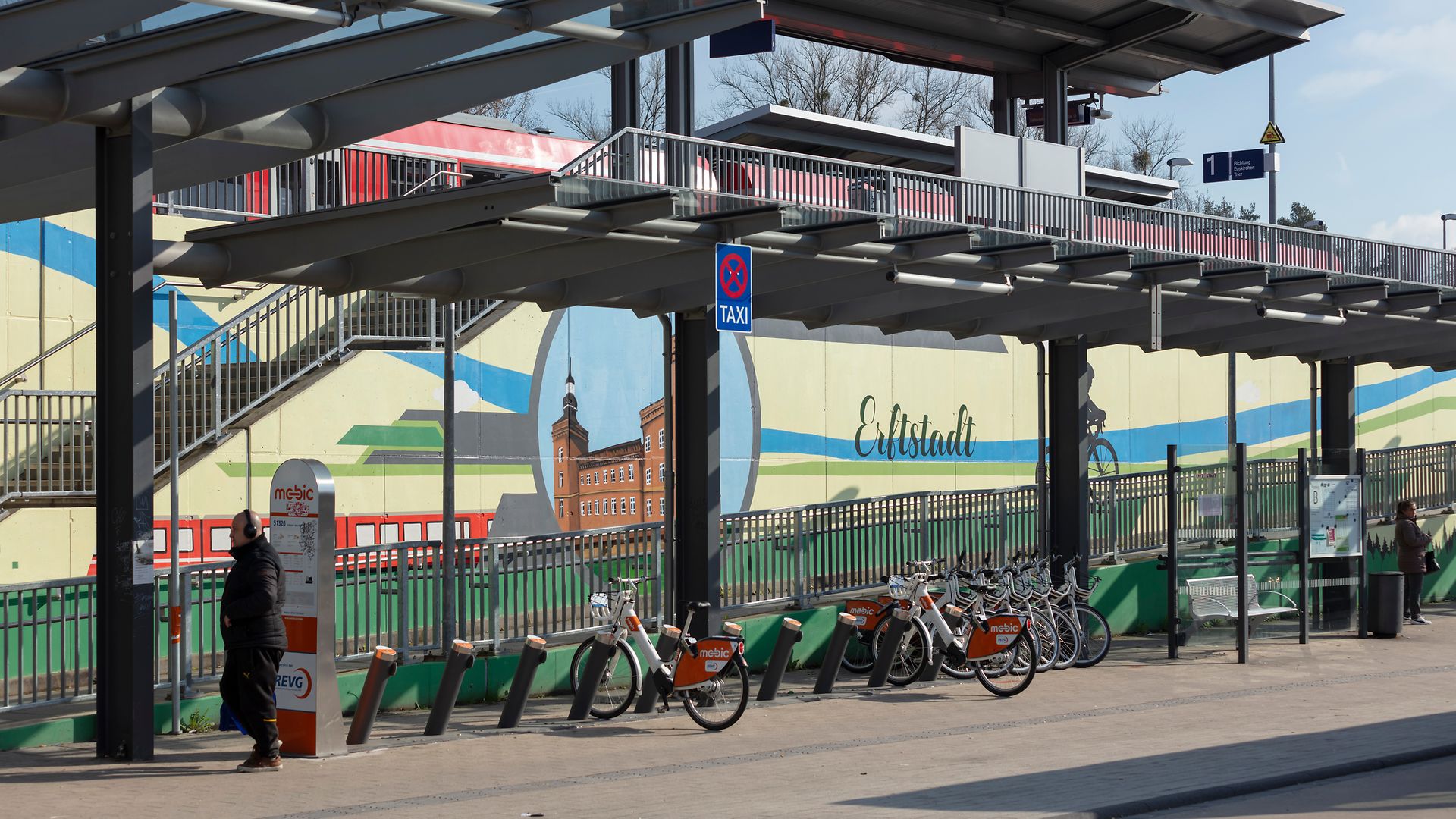 Der Blick auf die Fahrradabstellplätze am Bahnhof Erftstadt.