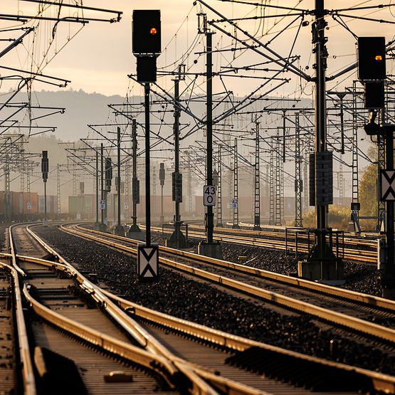 Modernisierter und viergleisig ausgebauter Streckenabschnitt zwischen Forchheim und Eggolsheim.