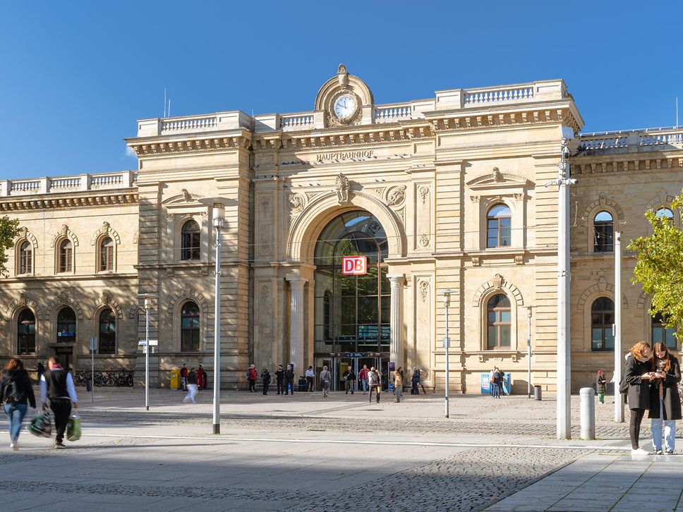 Blick auf das Empfangsgebäude des Magdeburger Hauptbahnhofs