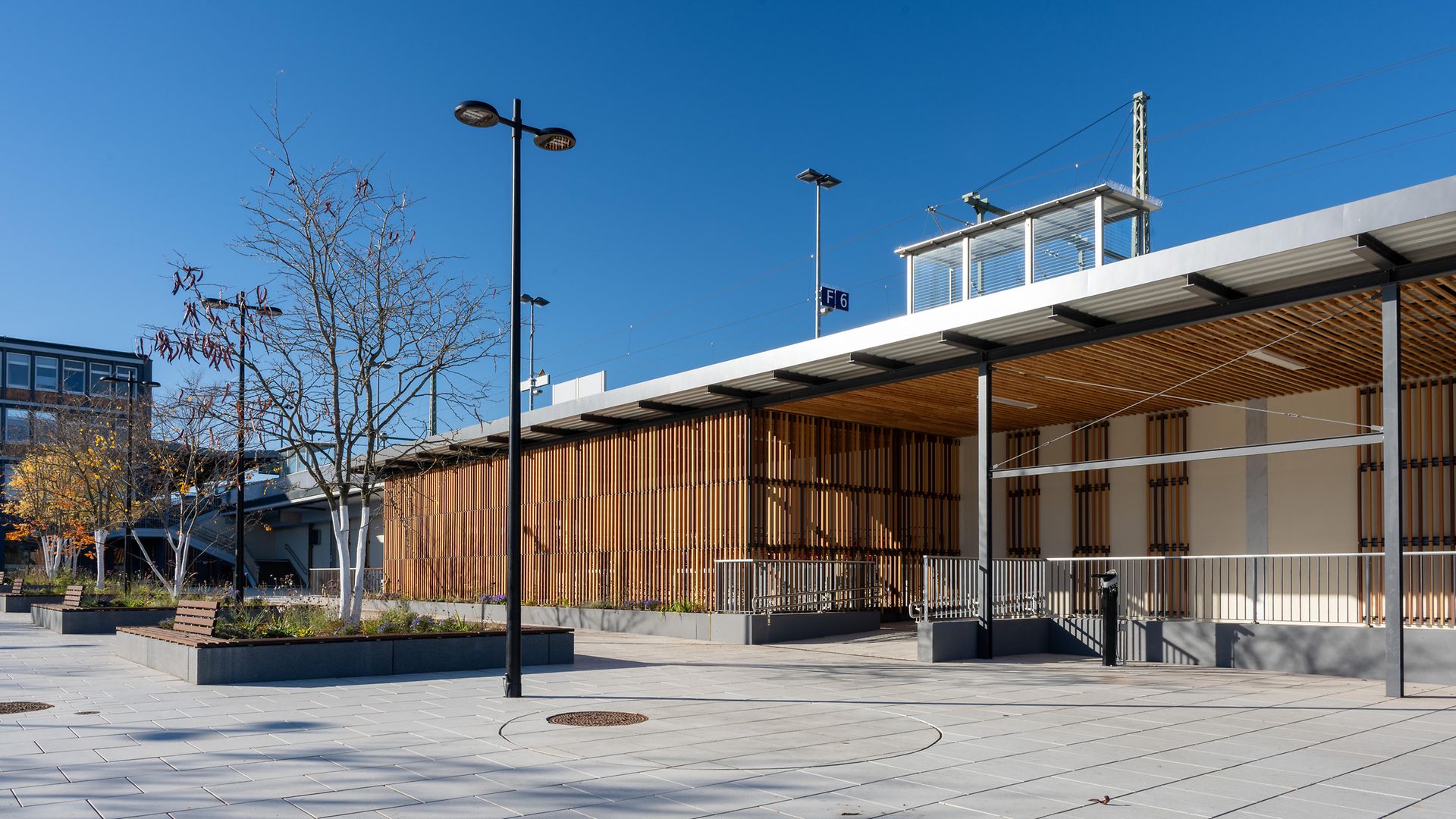 Blick auf den Kölner Platz mit Sitzgelegenheiten