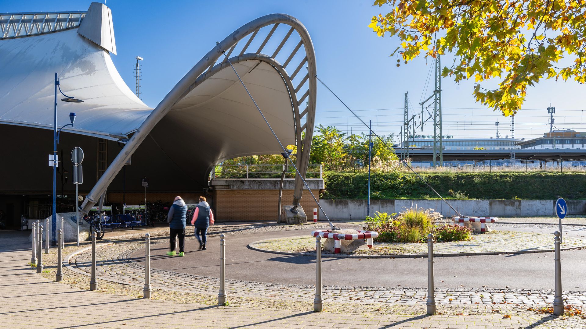 Blick auf das Zeltdach mit Fahrradstellplätzen