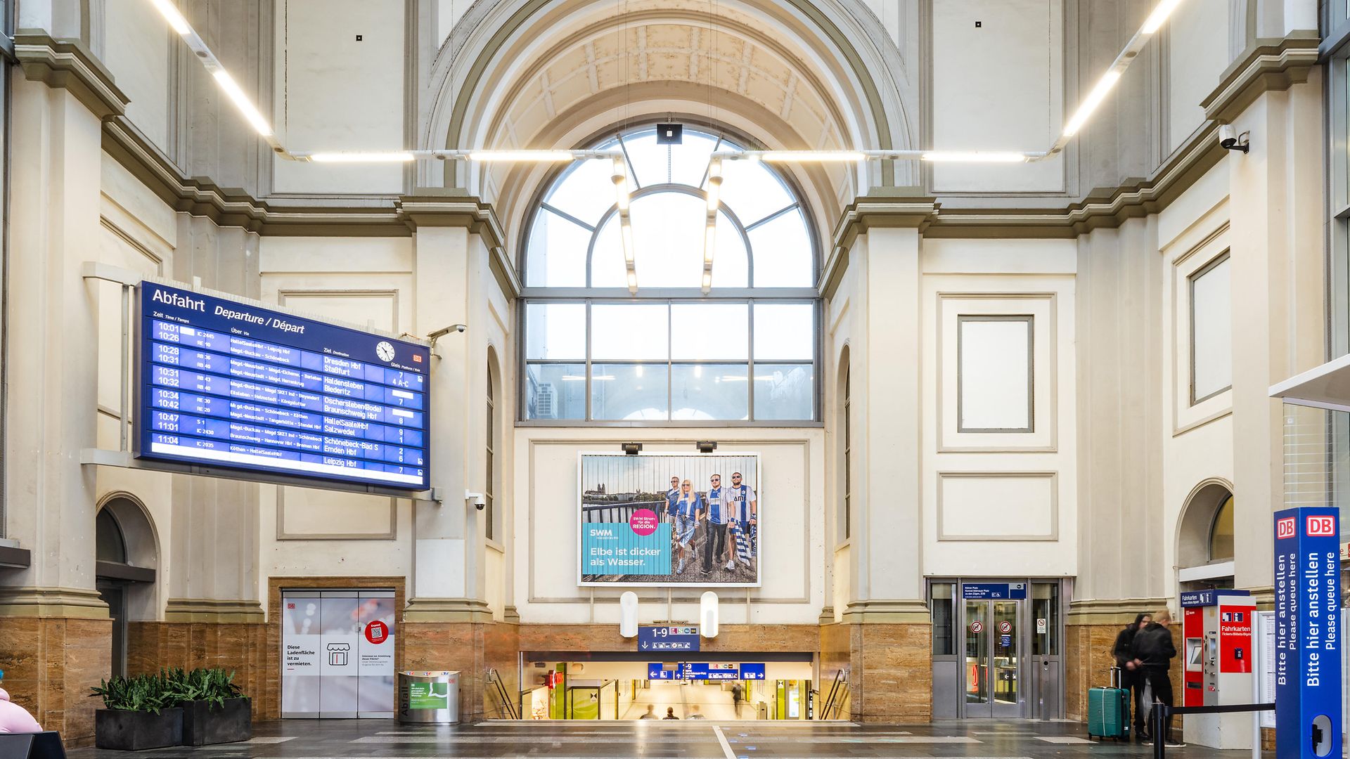 Blick in das Empfangsgebäude des Magdeburger Hauptbahnhofs