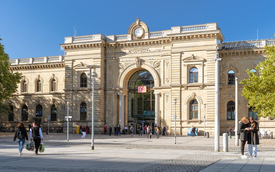 Blick auf das Empfangsgebäude des Magdeburger Hauptbahnhofs