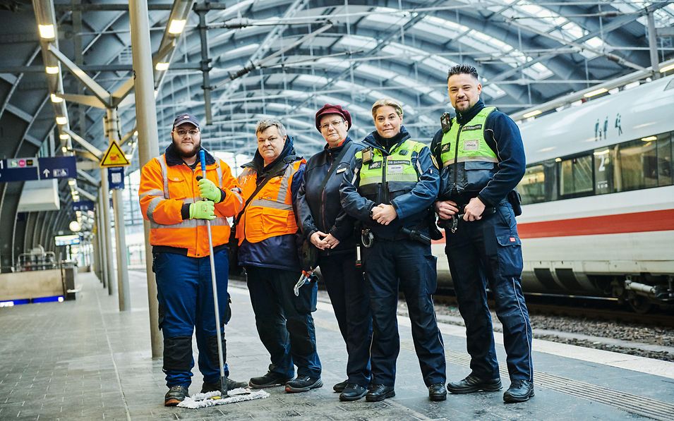 Mitarbeitende von DB Services, DB InfraGo, Bahnhofsservice und DB Sicherheit sorgen für Sicherheit und Sauberkeit am Bahnhof.