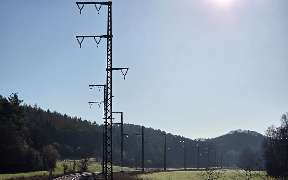 Alle Oberleitungsmaste zwischen Kall und Nettersheim gestellt