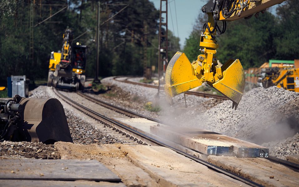 Mitarbeitende von DB Services, DB InfraGo, Bahnhofsservice und DB Sicherheit sorgen für Sicherheit und Sauberkeit am Bahnhof.