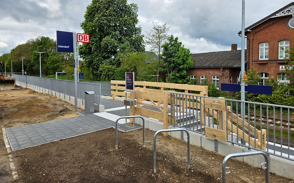 Zwei neue Stationen // Baustelle mit Holzabsperrung am Bahnsteig