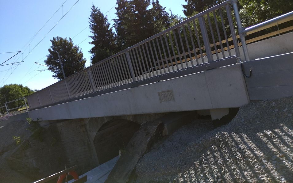 Eisenbahnüberführungen // Beton und Geländer