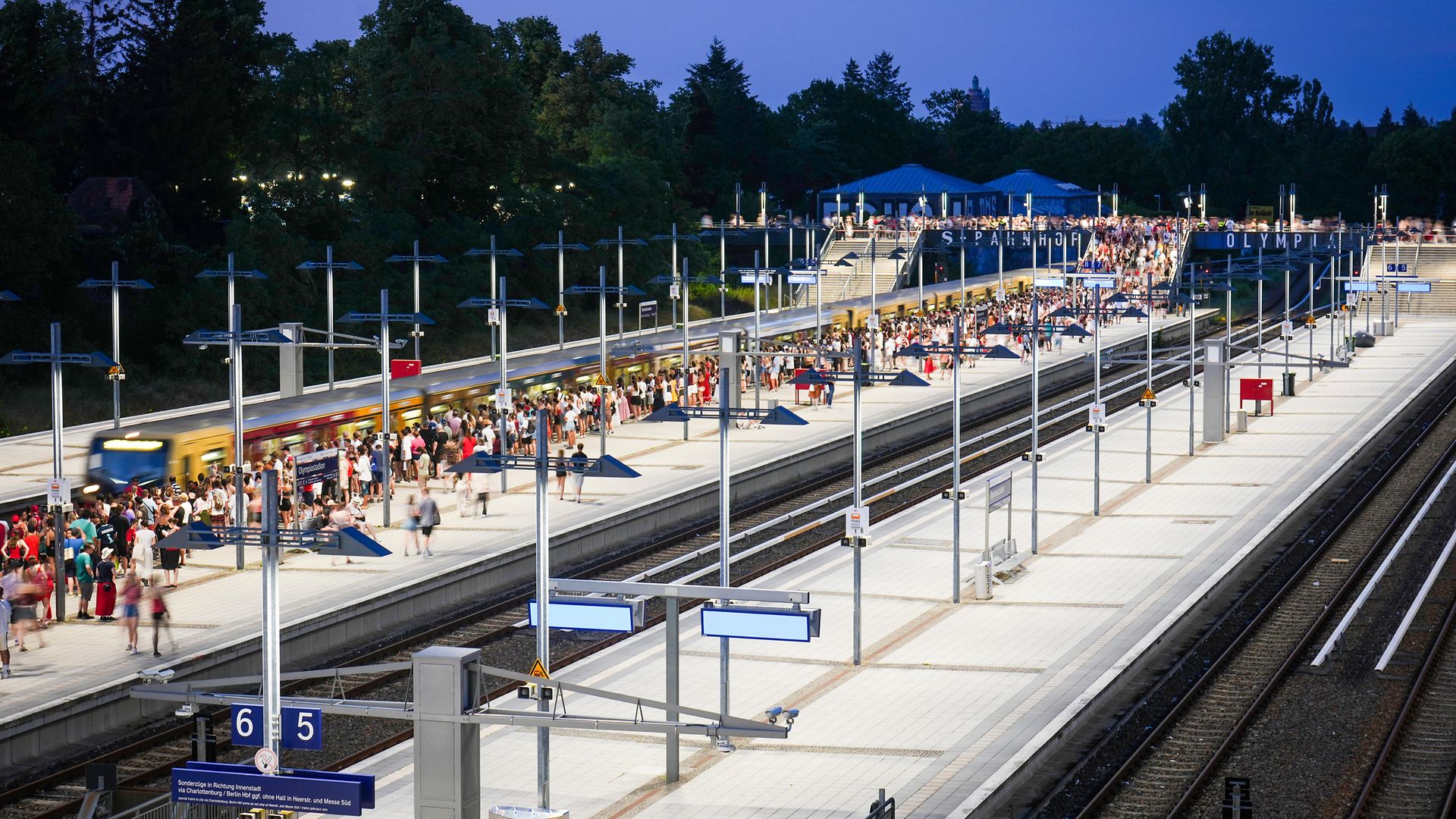S-Bahnhof Berlin Olympiastadion bei Nacht mit LED-Beleuchtung