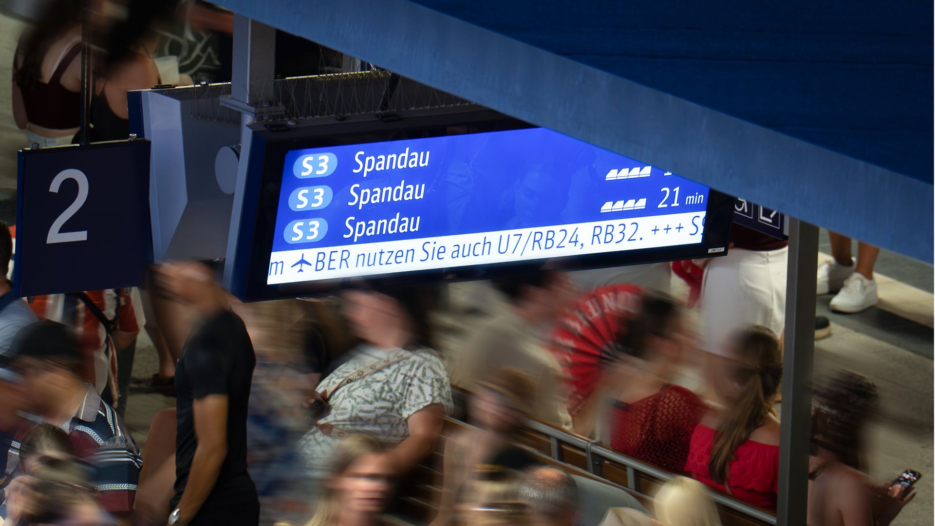 Zuganzeiger am S-Bahnhof Berlin Olympiastadion