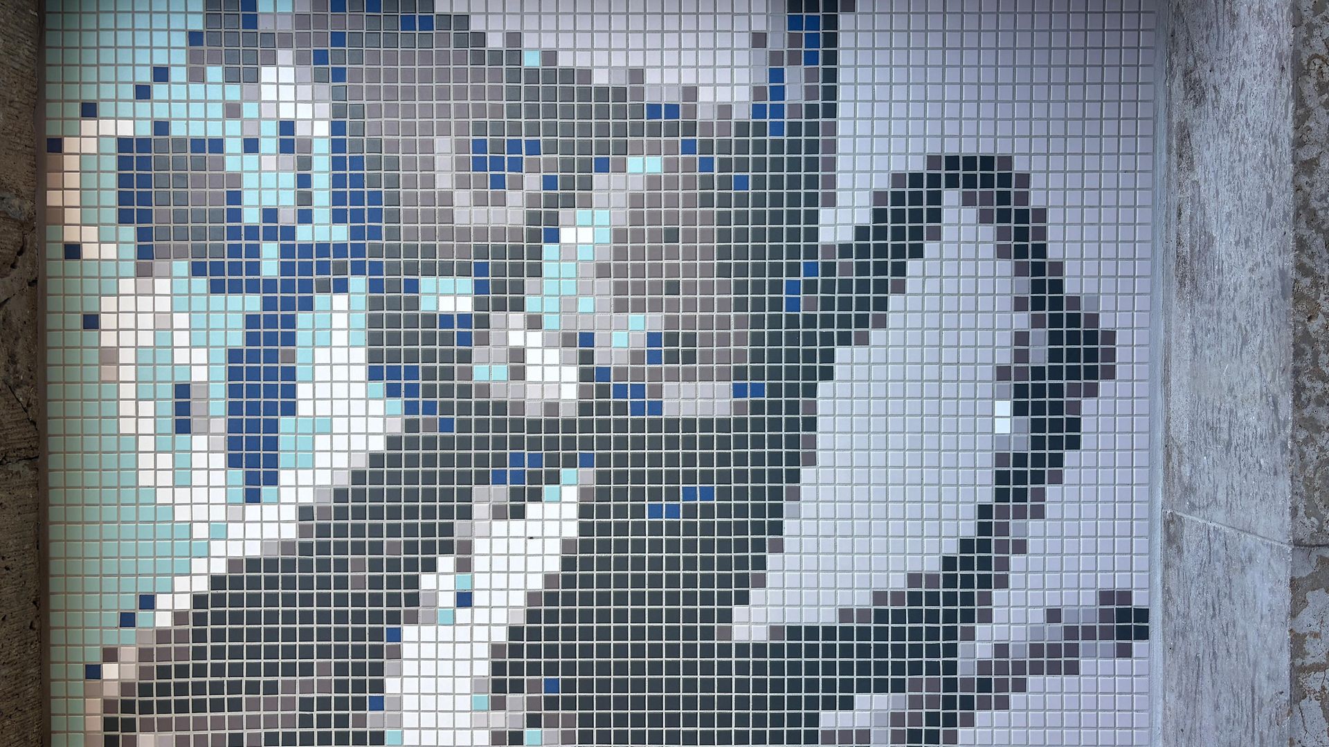 Nahaufnahme der mosaikartigen Fassadengestaltung am S-Bahnhof Berlin Olympiastadion