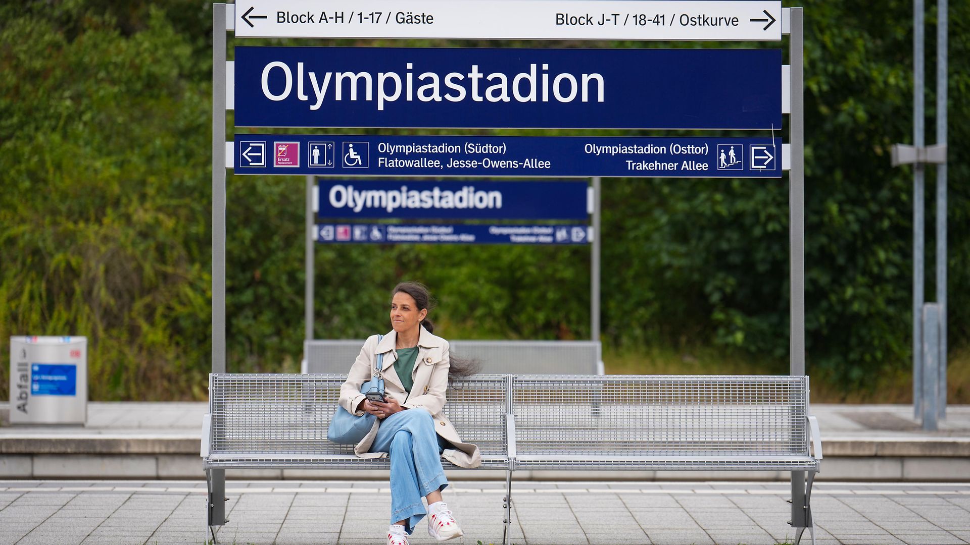 Blick auf Beschilderung und Sitzgelegenheit am S-Bahnhof Berlin Olympiastadion