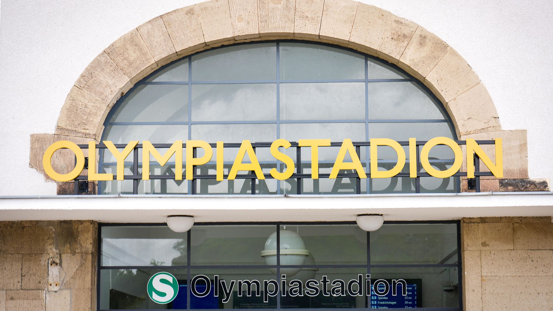 Schriftzug Olympiastadion am Empfangsgebäude