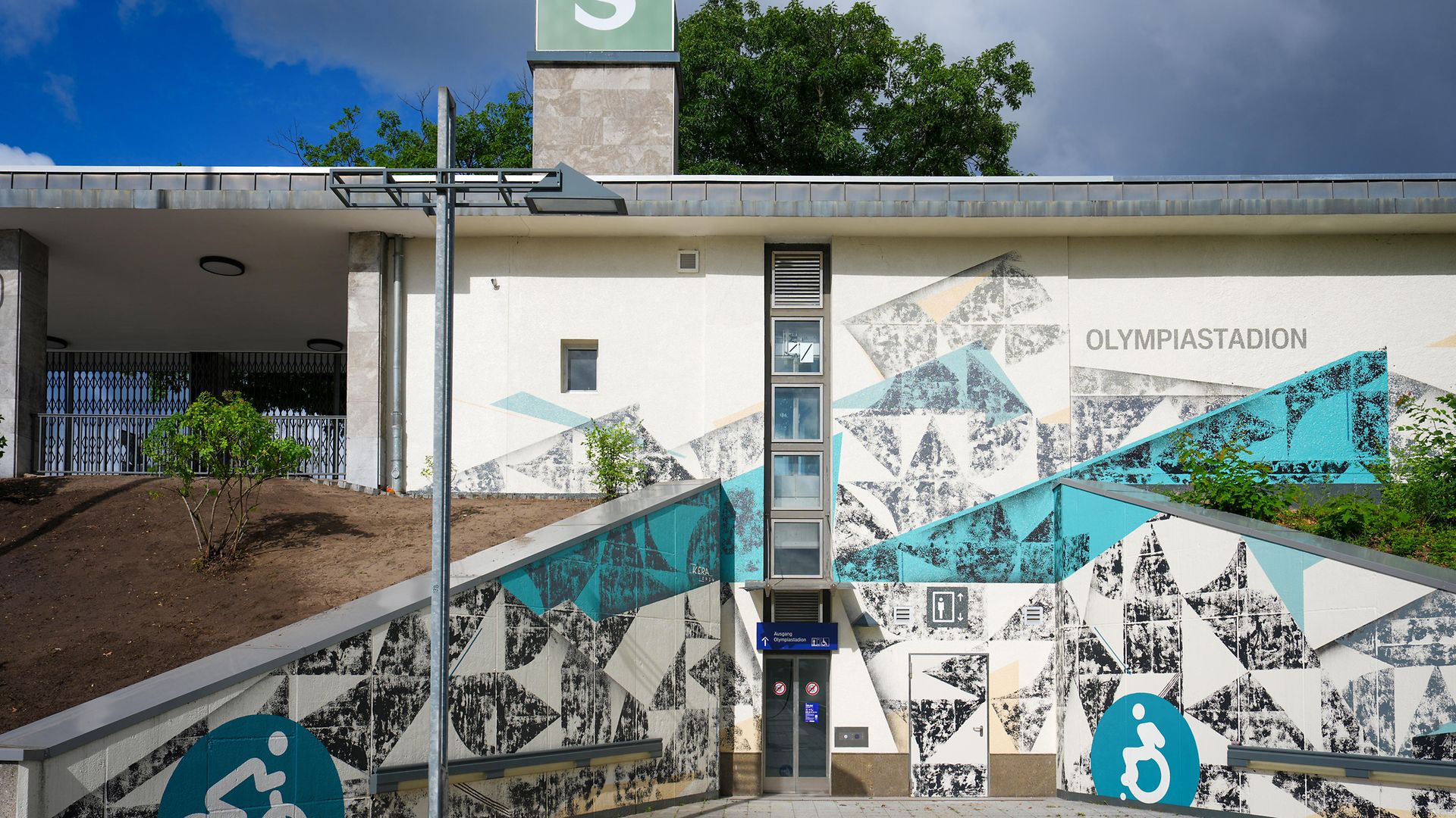 Künstlerische Wandgestaltung am S-Bahnhof Berlin Olympiastadion
