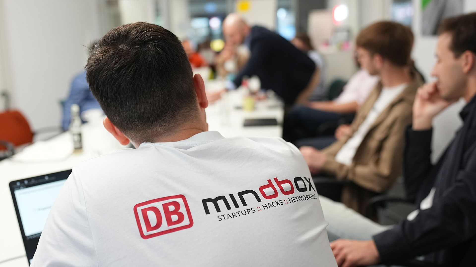 Blick in eine Arbeitssession, ein Mann trägt ein DB Mindbox Shirt
