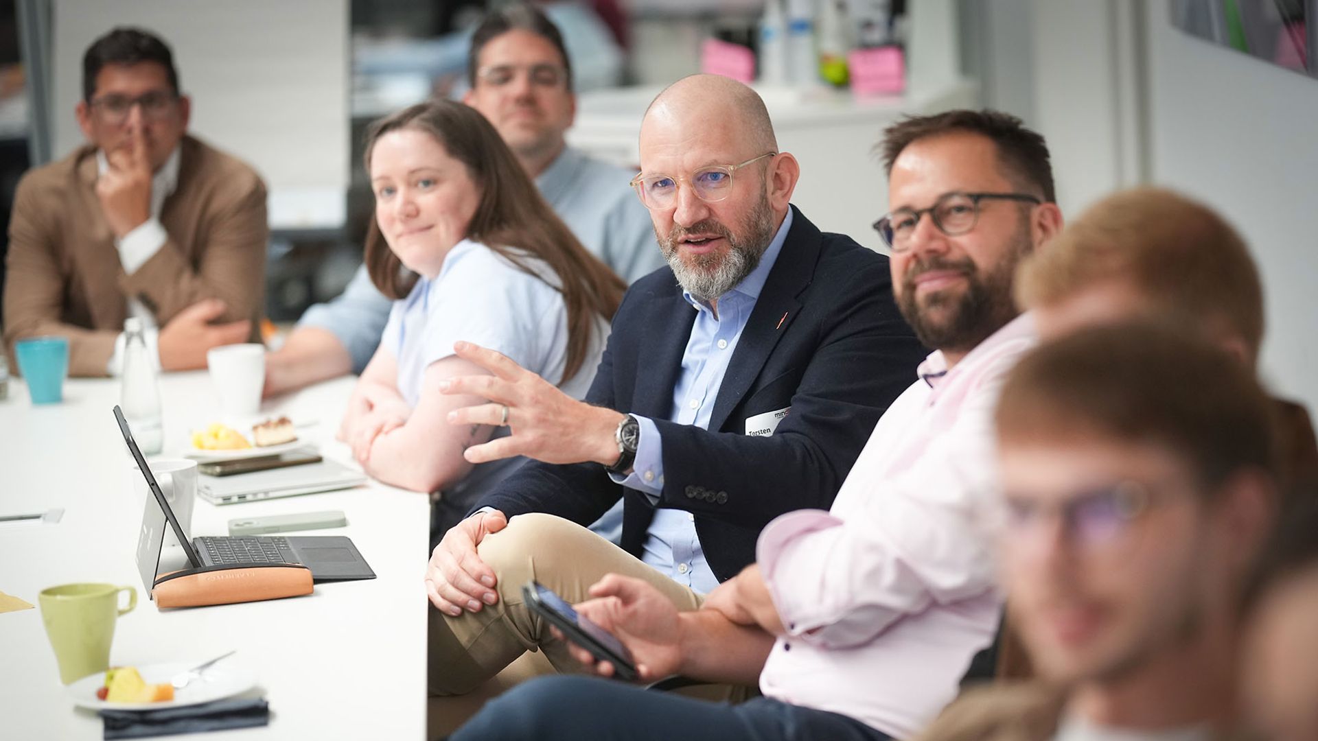 Blick in eine Arbeitssession, ein Mann gestikuliert