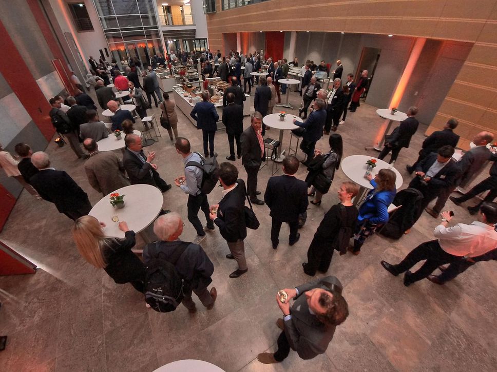 Blick in das Forum, Menschen stehen in der Pause zusammen