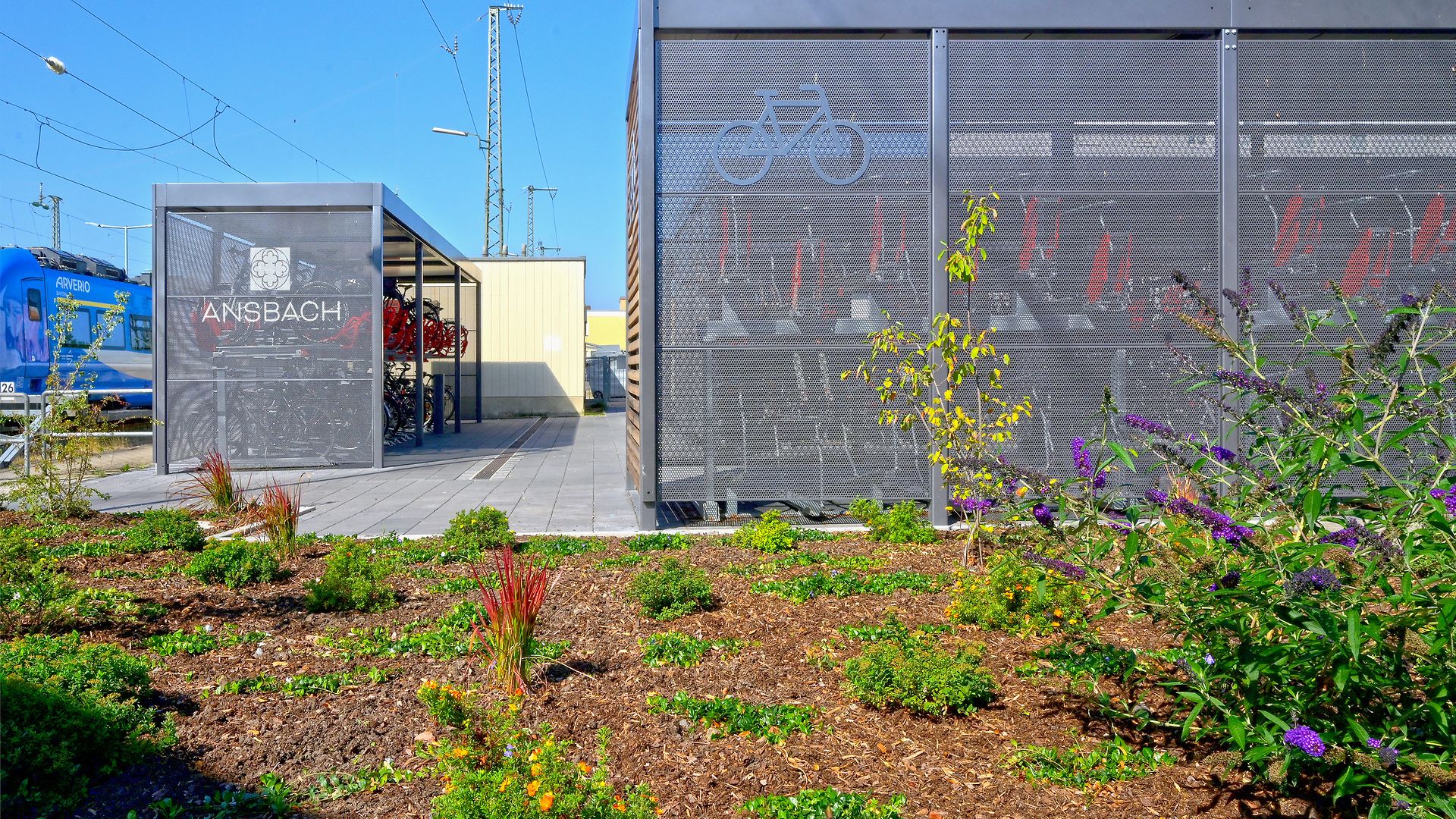 Bepflanzung und Fahrradabstellanlage am Bahnhof Ansbach
