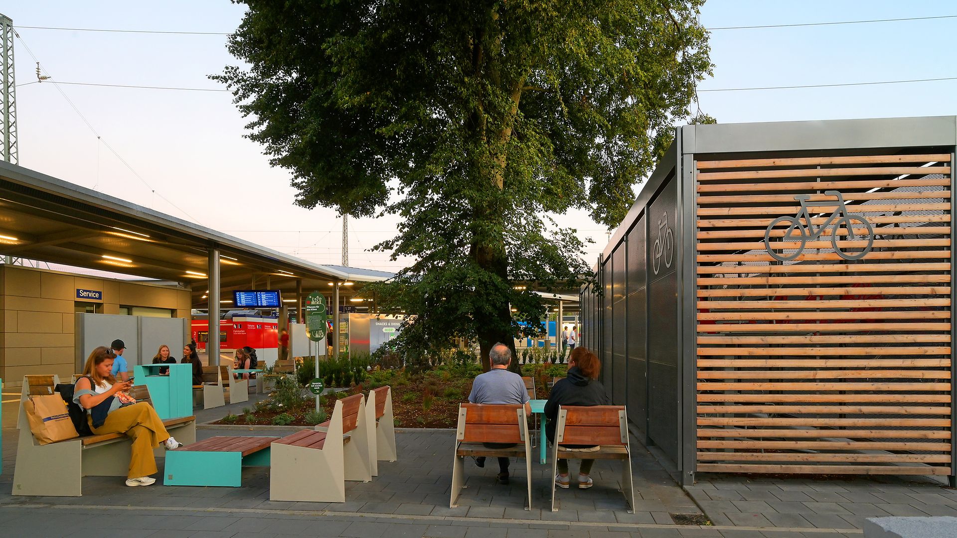 Wartebereich und Fahrradabstellanlage am Bahnhof Ansbach