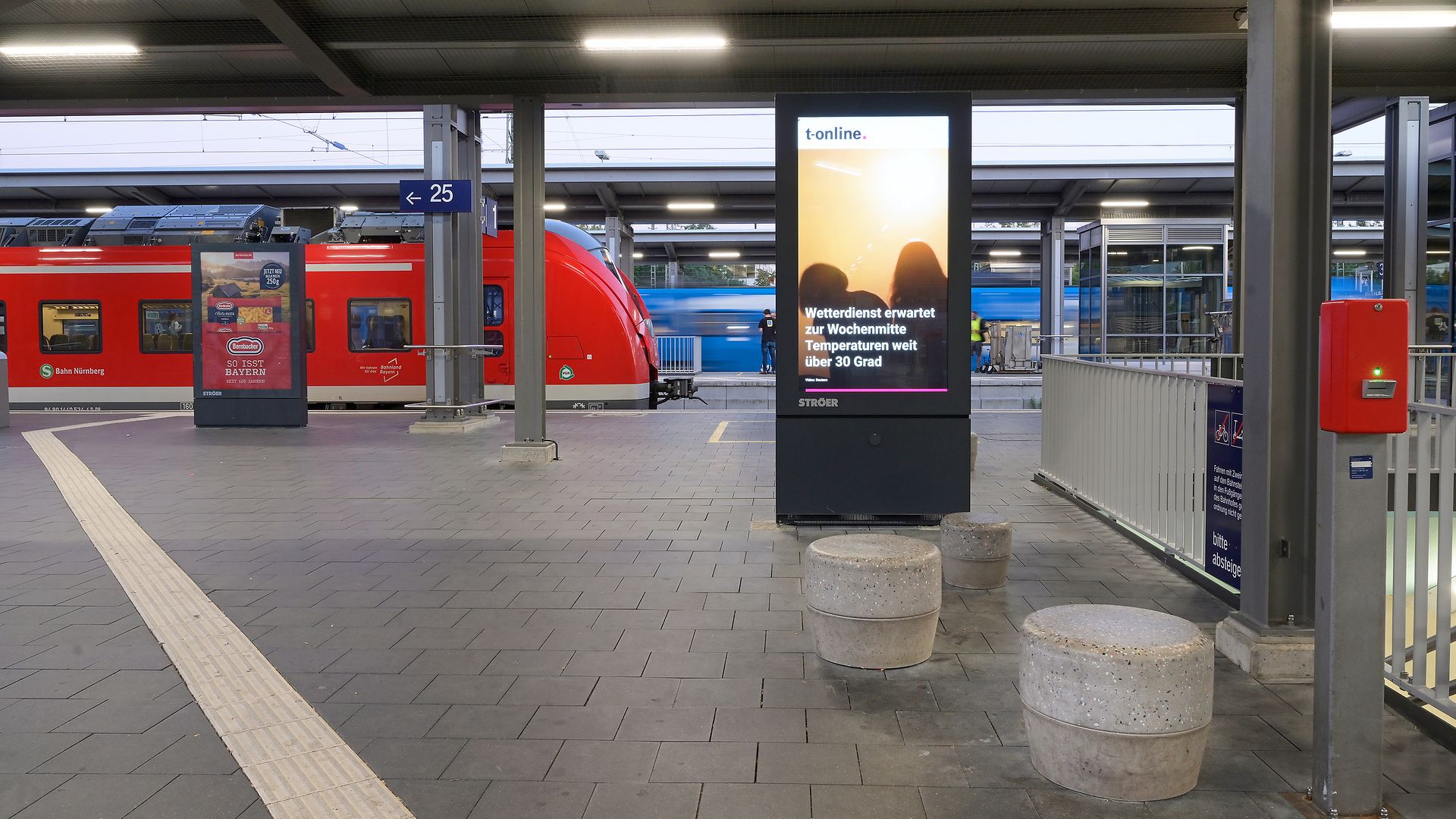 Bahnsteig mit Sitzhocker am Bahnhof Ansbach